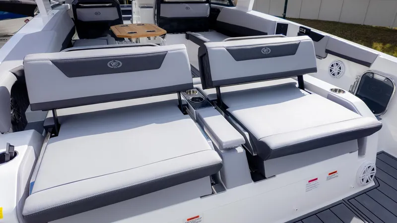 Slide: The Image of Cobalt R31 Outboard 2026 - 12