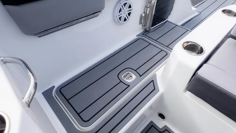 Slide: The Image of Cobalt R31 Outboard 2026 - 18