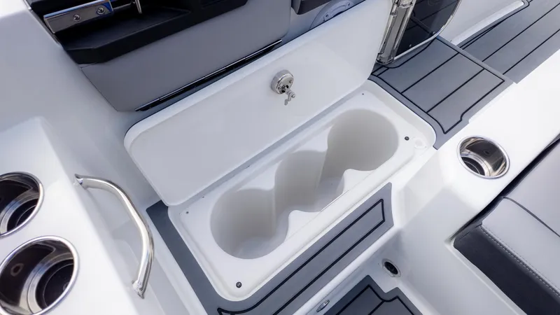 Slide: The Image of Cobalt R31 Outboard 2026 - 19