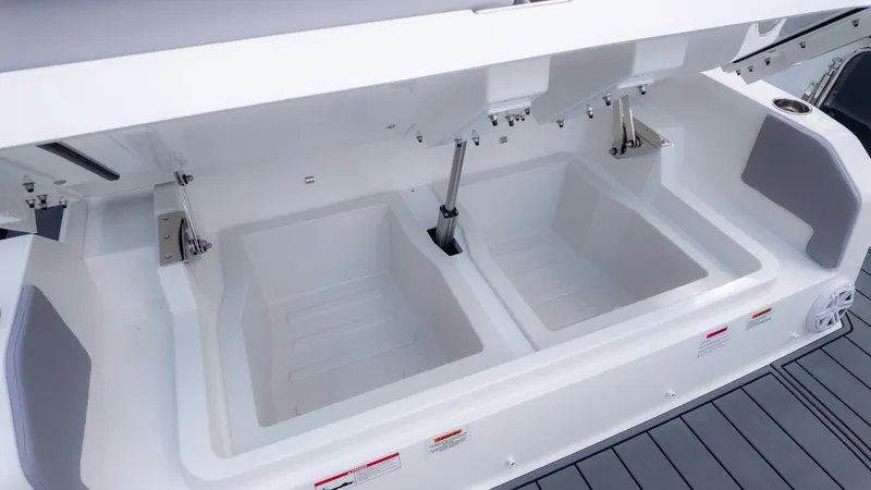 Slide: The Image of Cobalt R31 Outboard 2026 - 21