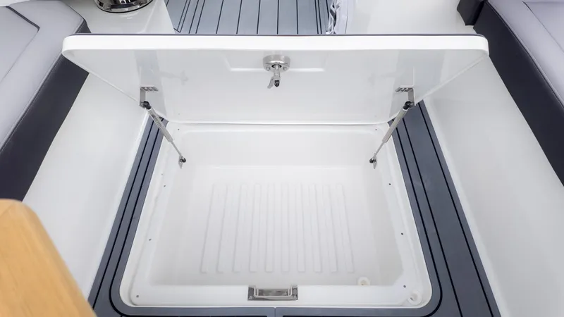 Slide: The Image of Cobalt R31 Outboard 2026 - 26