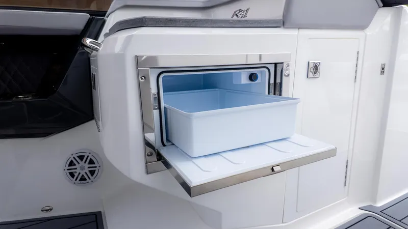 Slide: The Image of Cobalt R31 Outboard 2026 - 30