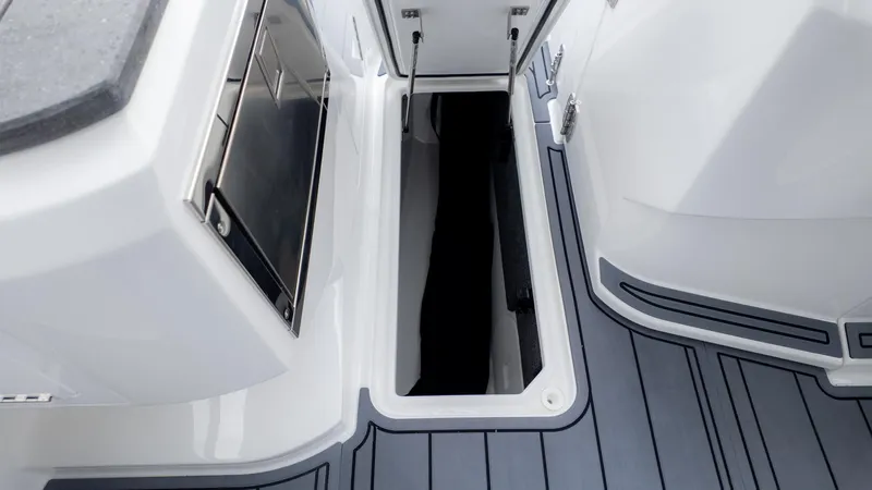 Slide: The Image of Cobalt R31 Outboard 2026 - 31