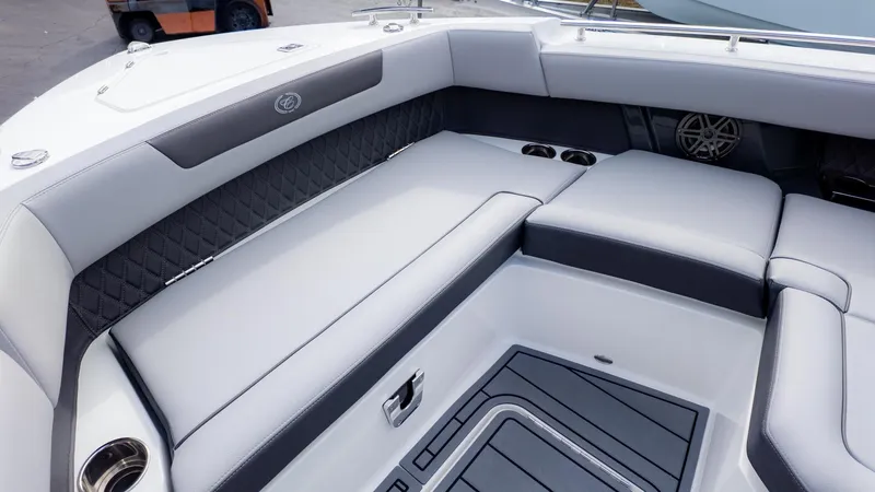 Slide: The Image of Cobalt R31 Outboard 2026 - 37