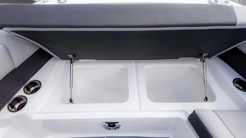 Slide: The Image of Cobalt R31 Outboard 2026 - 38