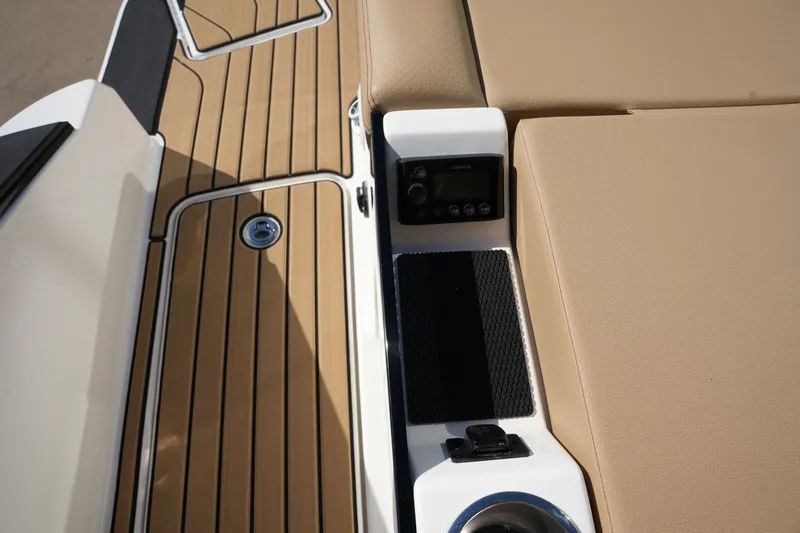 Slide: The Image of Sea Ray SLX 280 2026 - 10