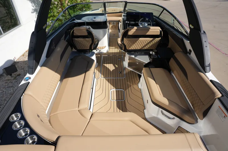 Slide: The Image of Sea Ray SLX 280 2026 - 11