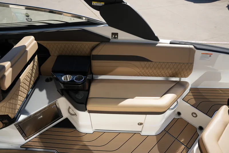 Slide: The Image of Sea Ray SLX 280 2026 - 17