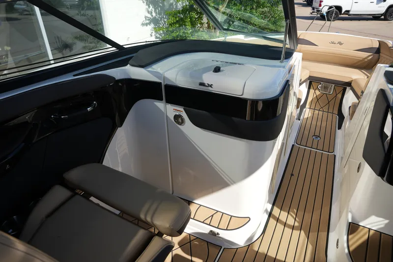 Slide: The Image of Sea Ray SLX 280 2026 - 23