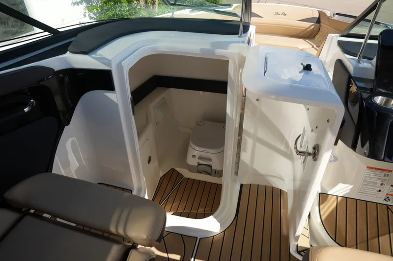 Slide: The Image of Sea Ray SLX 280 2026 - 24