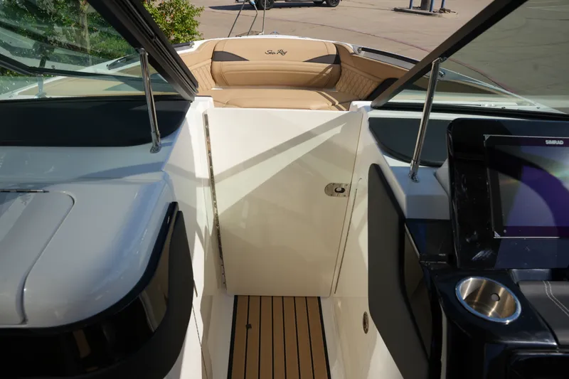 Slide: The Image of Sea Ray SLX 280 2026 - 28