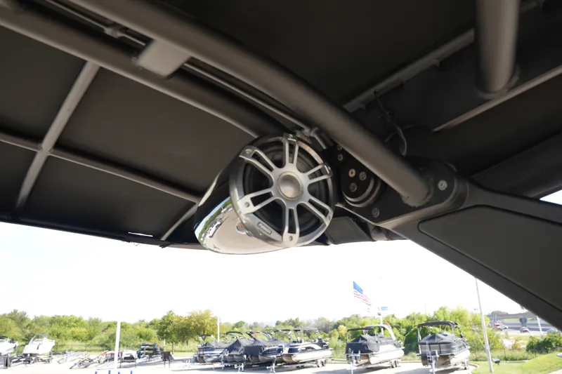 Slide: The Image of Sea Ray SLX 280 2026 - 35