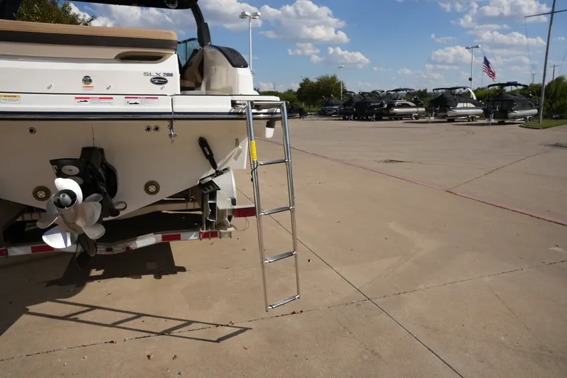 Slide: The Image of Sea Ray SLX 280 2026 - 4