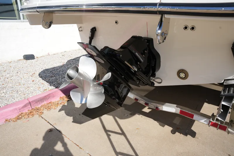 Slide: The Image of Sea Ray SLX 280 2026 - 5