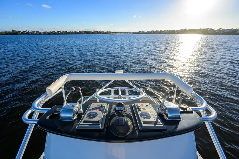 Slide: The Image of Control panel of a 1998 Aura 28 Tournament Series boat on a sunny day. - 34