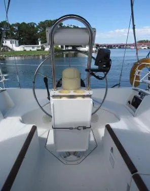 Slide: The Image of 1999 Beneteau Oceanis 321 sailboat cockpit view. - 10