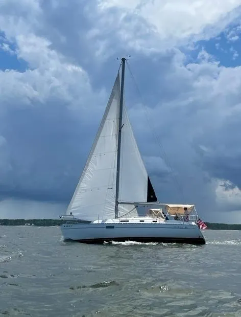 Slide: The Image of 1999 Beneteau Oceanis 321 sailboat on open water. - 11