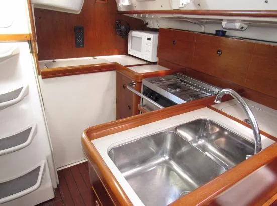 Slide: The Image of Galley of 1999 Beneteau Oceanis 321 yacht. - 15