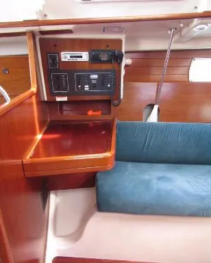 Slide: The Image of Interior of 1999 Beneteau Oceanis 321 yacht. - 24