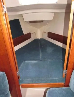 Slide: The Image of Interior of 1999 Beneteau Oceanis 321 yacht cabin. - 28