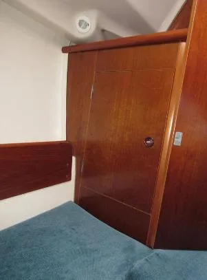 Slide: The Image of Interior of 1999 Beneteau Oceanis 321 yacht cabin. - 29