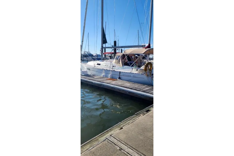 Slide: The Image of 1999 Beneteau Oceanis 321 sailboat docked at marina on a sunny day. - 5