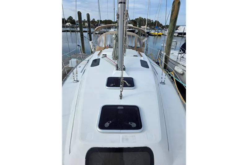 Slide: The Image of 1999 Beneteau Oceanis 321 sailboat deck view at marina. - 6