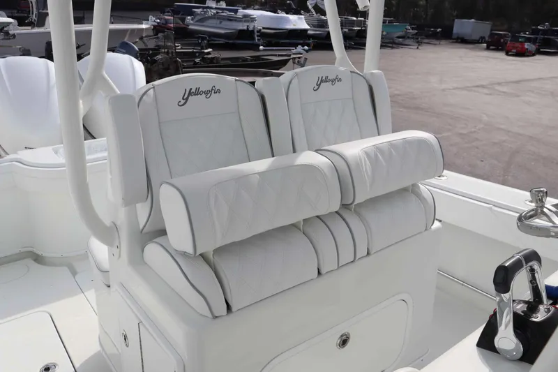 Slide: The Image of Yellowfin 32 Offshore 2021 - 10