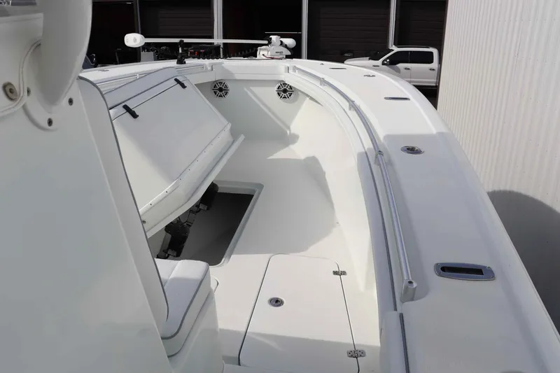 Slide: The Image of Yellowfin 32 Offshore 2021 - 12