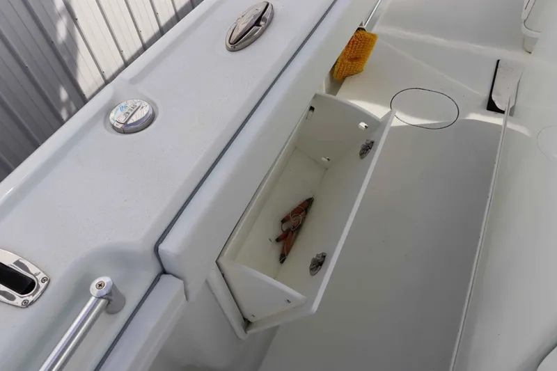 Slide: The Image of Yellowfin 32 Offshore 2021 - 13