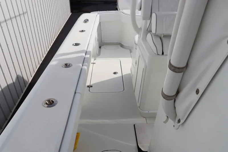 Slide: The Image of Yellowfin 32 Offshore 2021 - 14