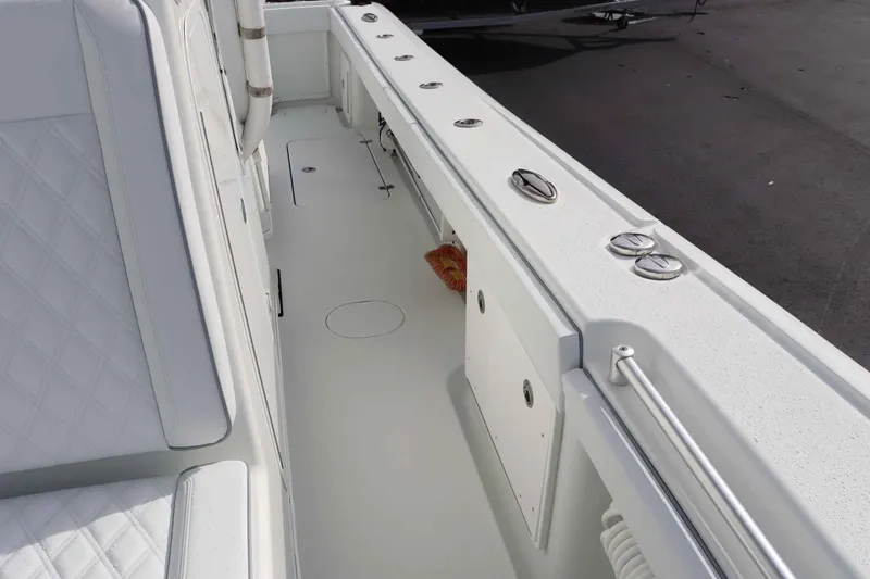 Slide: The Image of Yellowfin 32 Offshore 2021 - 16