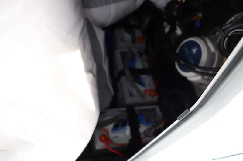 Slide: The Image of Yellowfin 32 Offshore 2021 - 18