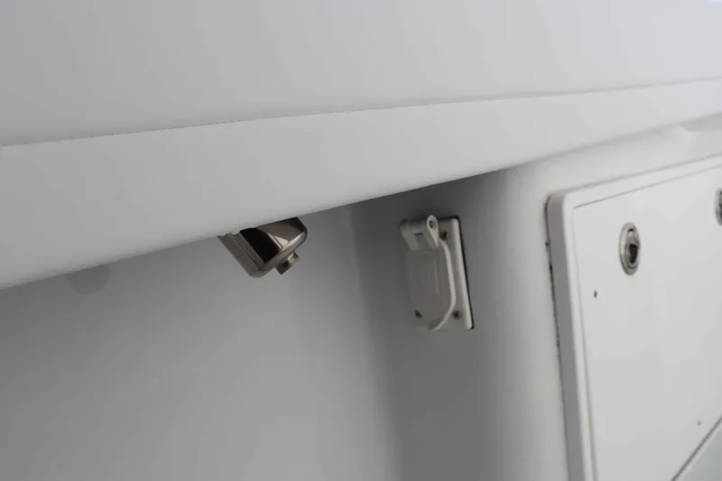 Slide: The Image of Yellowfin 32 Offshore 2021 - 22