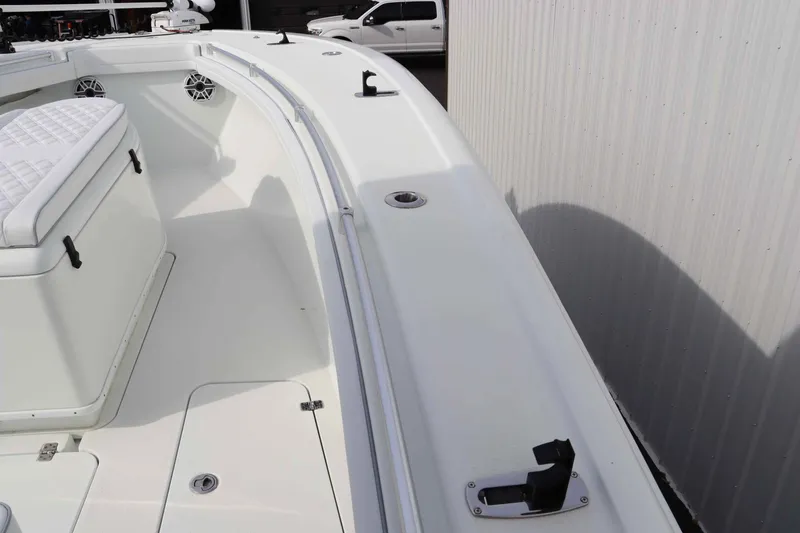 Slide: The Image of Yellowfin 32 Offshore 2021 - 27