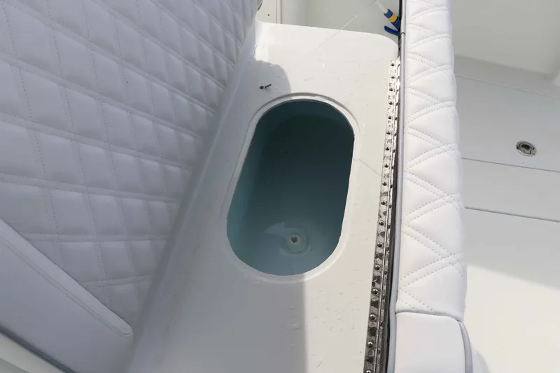 Slide: The Image of Yellowfin 32 Offshore 2021 - 31