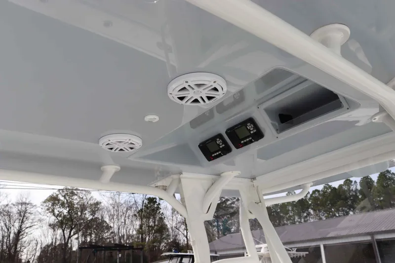 Slide: The Image of Yellowfin 32 Offshore 2021 - 34