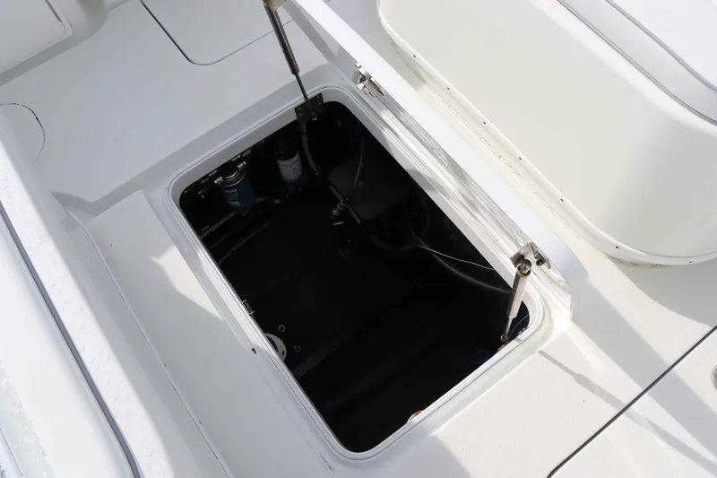 Slide: The Image of Yellowfin 32 Offshore 2021 - 36