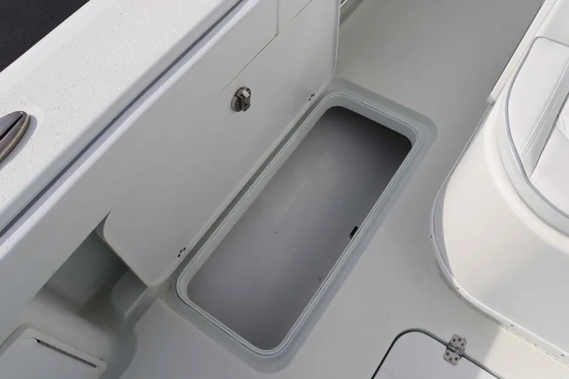 Slide: The Image of Yellowfin 32 Offshore 2021 - 37