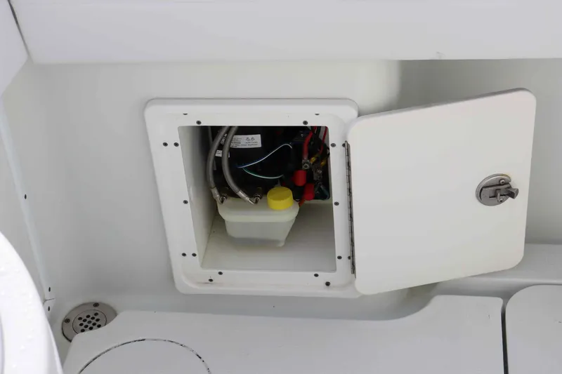 Slide: The Image of Yellowfin 32 Offshore 2021 - 38