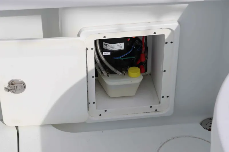 Slide: The Image of Yellowfin 32 Offshore 2021 - 40