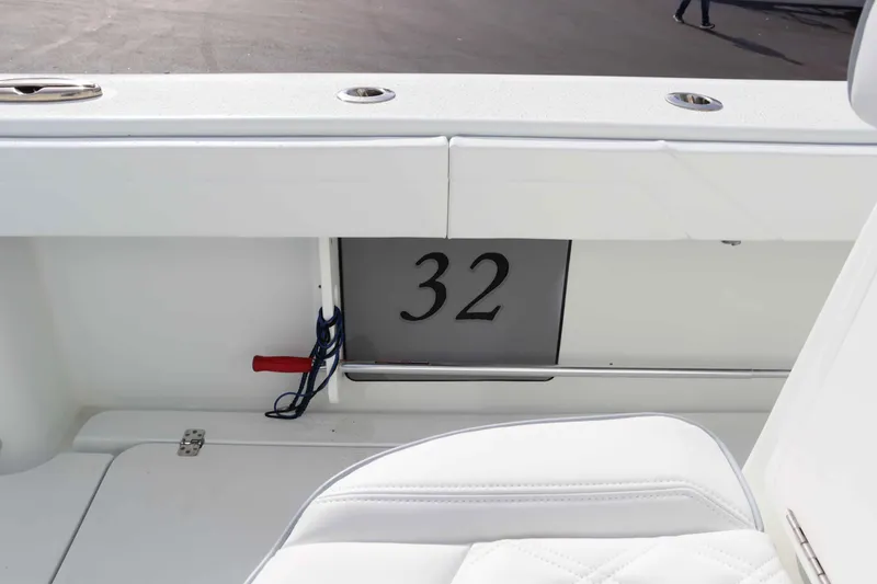 Slide: The Image of Yellowfin 32 Offshore 2021 - 42