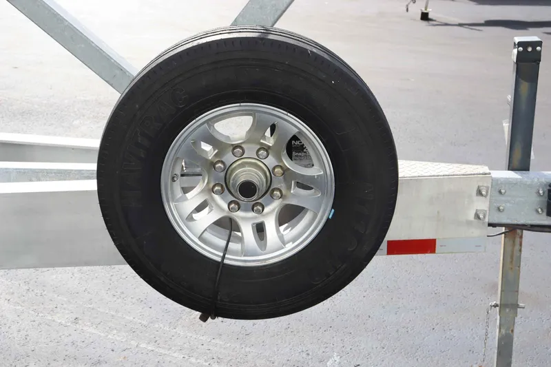 Slide: The Image of Yellowfin 32 Offshore 2021 - 43