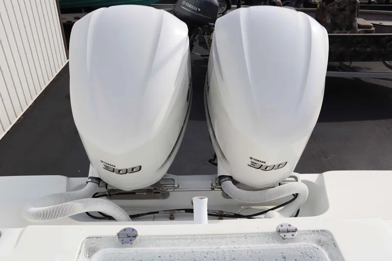 Slide: The Image of Yellowfin 32 Offshore 2021 - 6