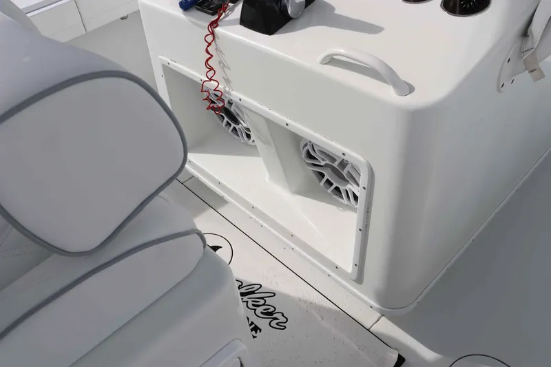 Slide: The Image of Yellowfin 32 Offshore 2021 - 9