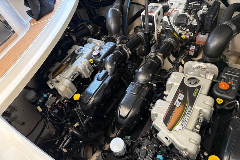 Slide: The Image of Sea Ray Sundancer 350 2018 - 53