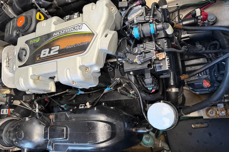 Slide: The Image of Sea Ray Sundancer 350 2018 - 55