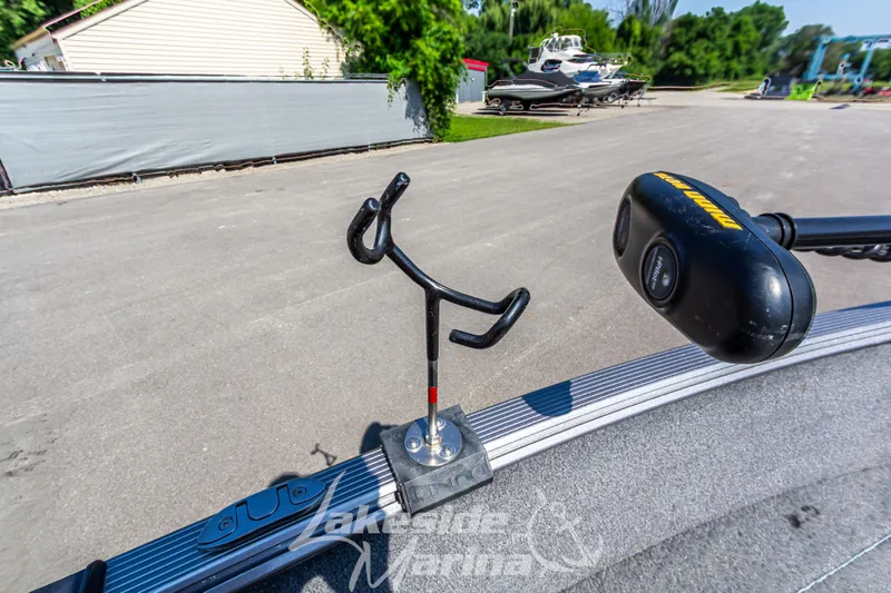 Slide: The Image of 2016 Lund 1675 Impact XS SS boat with trolling motor and rod holder. - 29