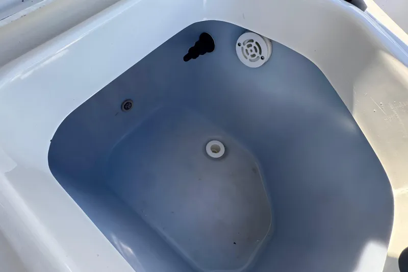 Slide: The Image of Livewell compartment on a 2011 Hydra-Sports 3000 VX boat. - 18