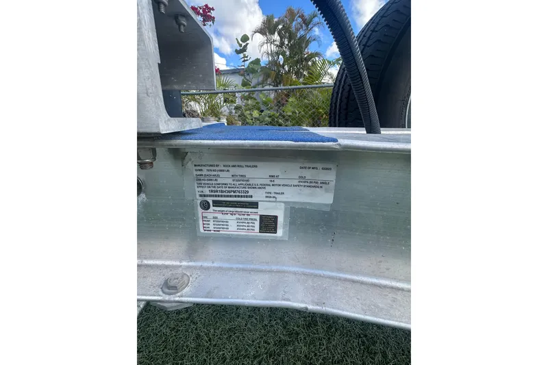 Slide: The Image of 2011 Hydra-Sports 3000 VX trailer label with specifications and manufacturing details. - 60